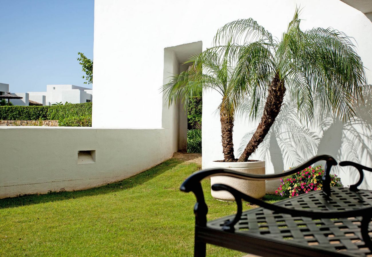 Apartamento en Benahavís - Lujoso apartamento con jardín con impresionantes vistas cerca de Marbella