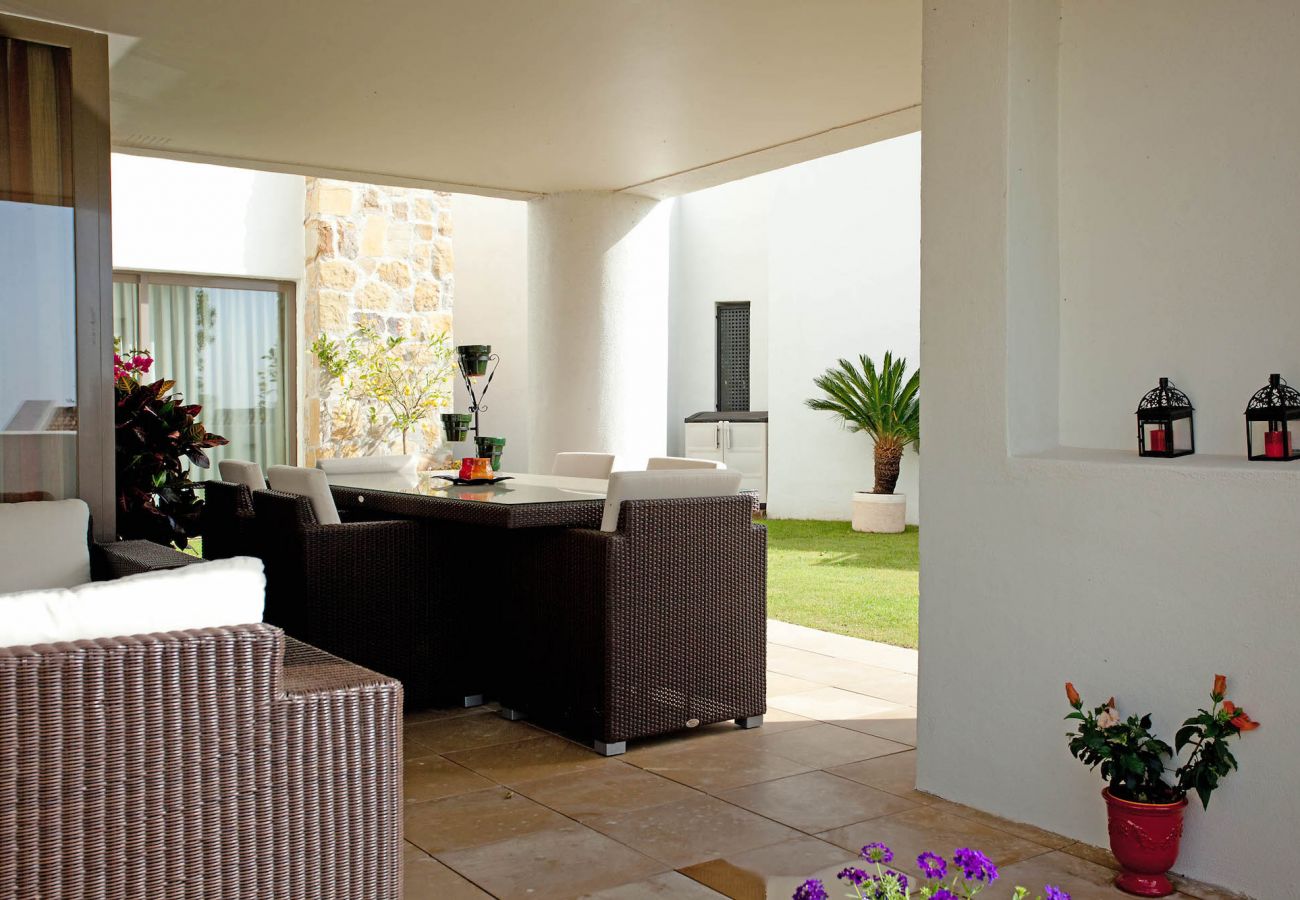 Apartamento en Benahavís - Lujoso apartamento con jardín con impresionantes vistas cerca de Marbella