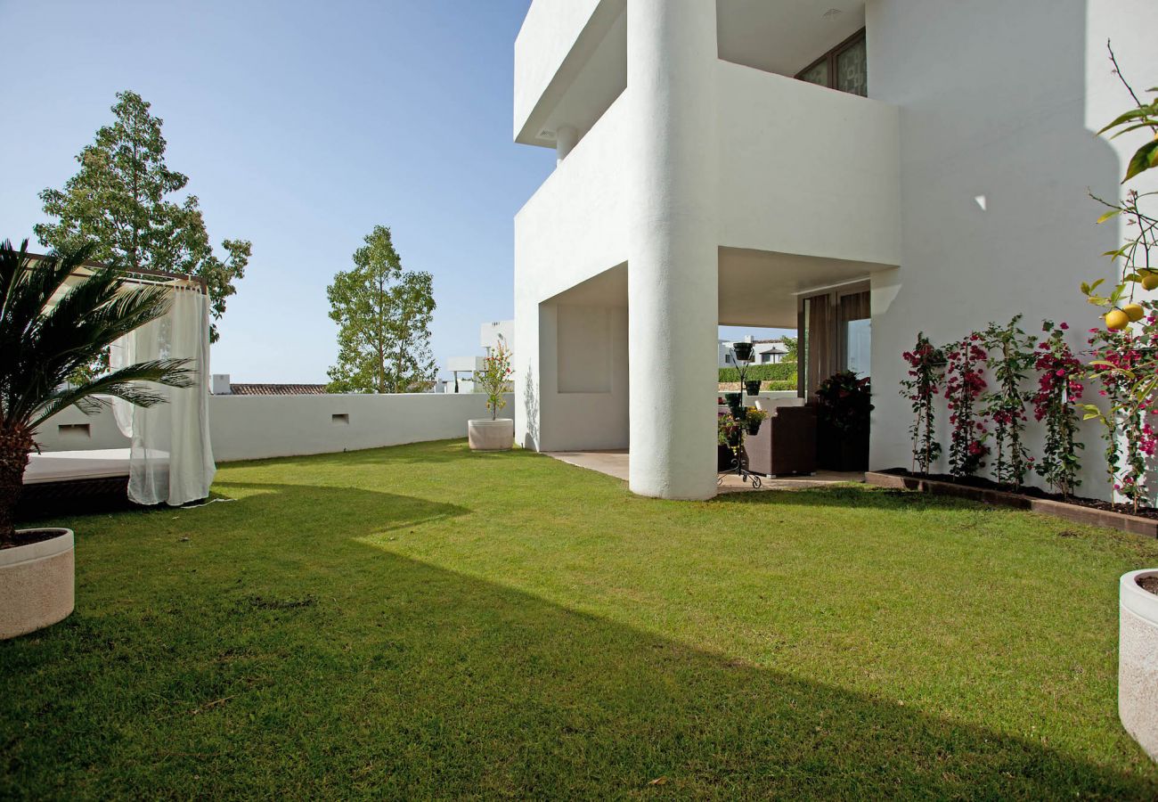 Apartamento en Benahavís - Lujoso apartamento con jardín con impresionantes vistas cerca de Marbella