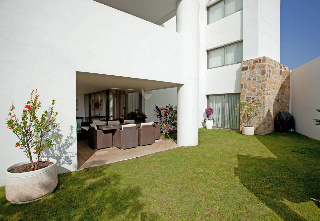 Apartamento en Benahavís - Lujoso apartamento con jardín con impresionantes vistas cerca de Marbella