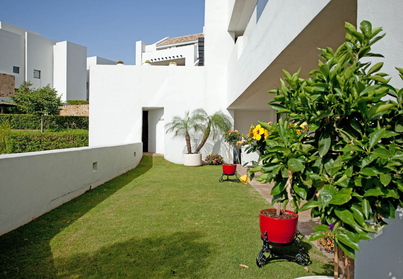 Apartamento en Benahavís - Lujoso apartamento con jardín con impresionantes vistas cerca de Marbella