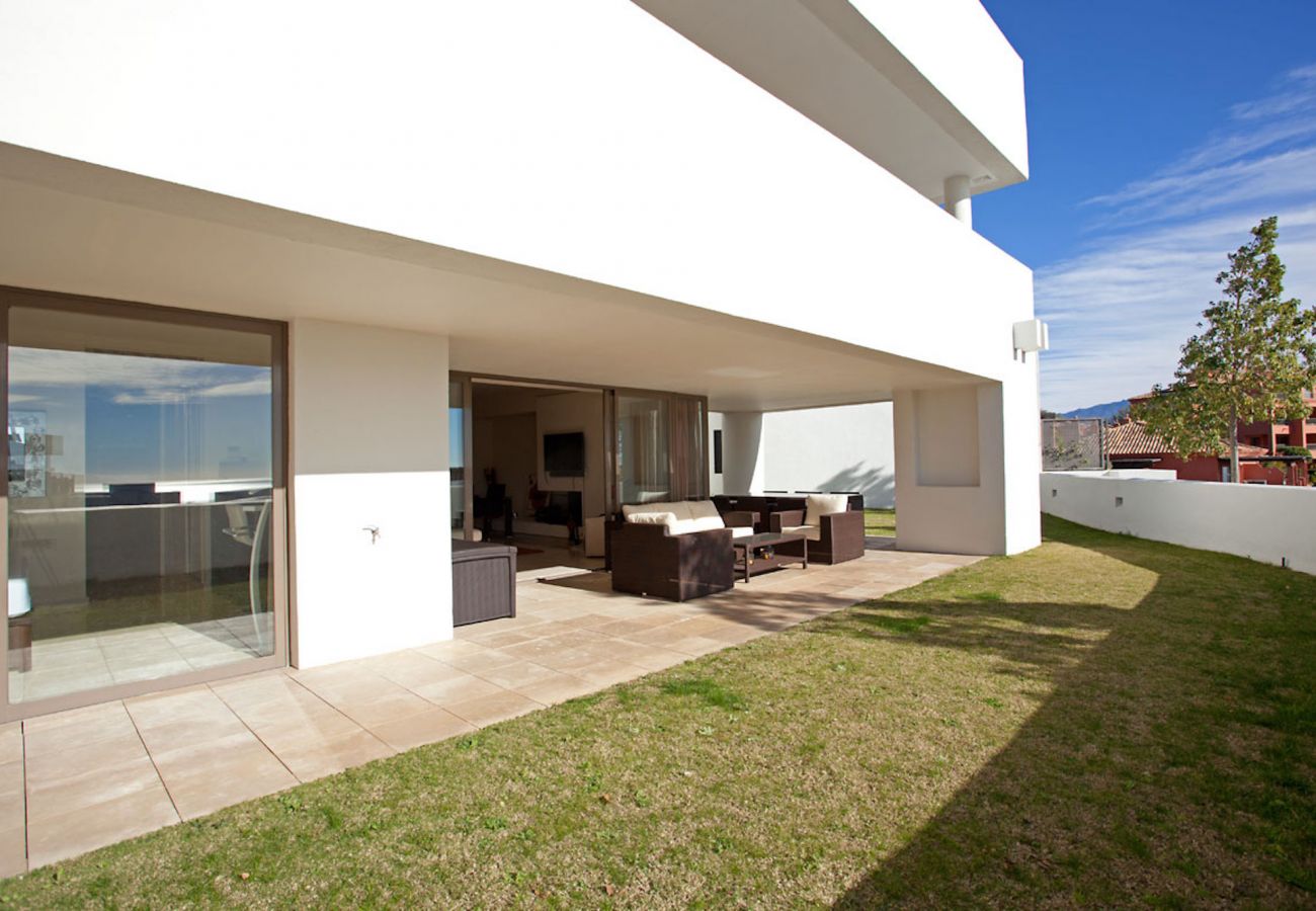 Apartamento en Benahavís - Lujoso apartamento con jardín con impresionantes vistas cerca de Marbella