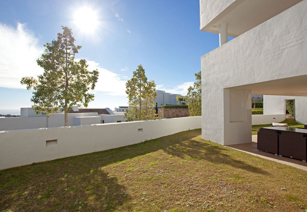 Apartamento en Benahavís - Lujoso apartamento con jardín con impresionantes vistas cerca de Marbella