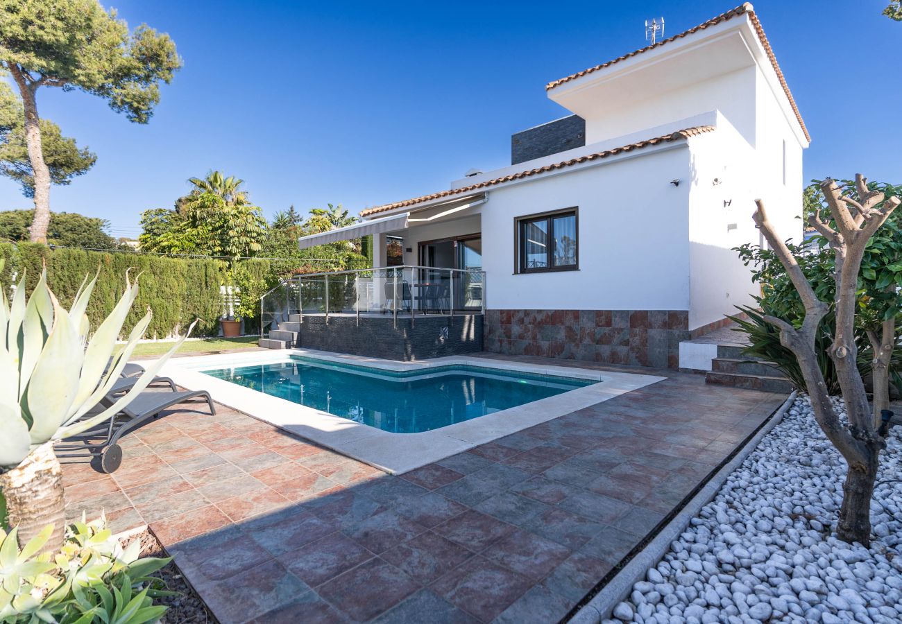 Villa en Marbella - Villa de tres dormitorios a poca distancia de la playa en Costabella, Marbella