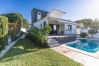 Villa en Marbella - Villa de tres dormitorios a poca distancia de la playa en Costabella, Marbella