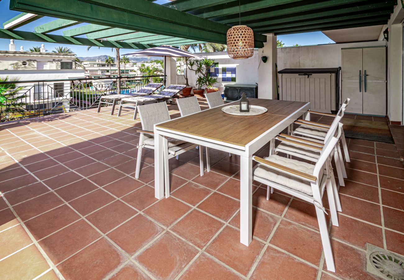 Apartamento en Nueva andalucia - LCR4 - Large 3-Bedroom Apartment Near Beach