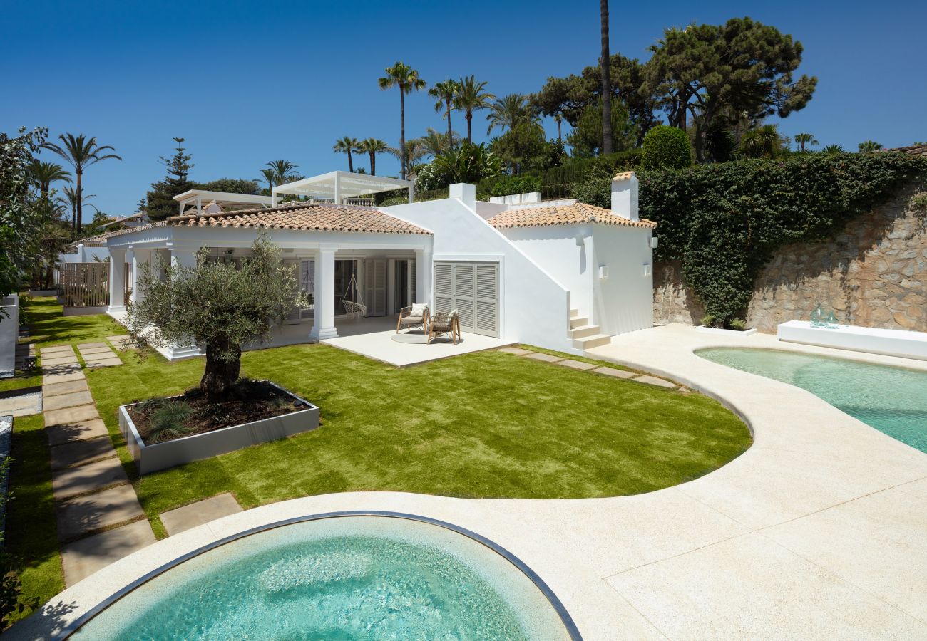 Villa en Marbella - Villa La Luisa, Primera línea de playa Golden Mile Marbella