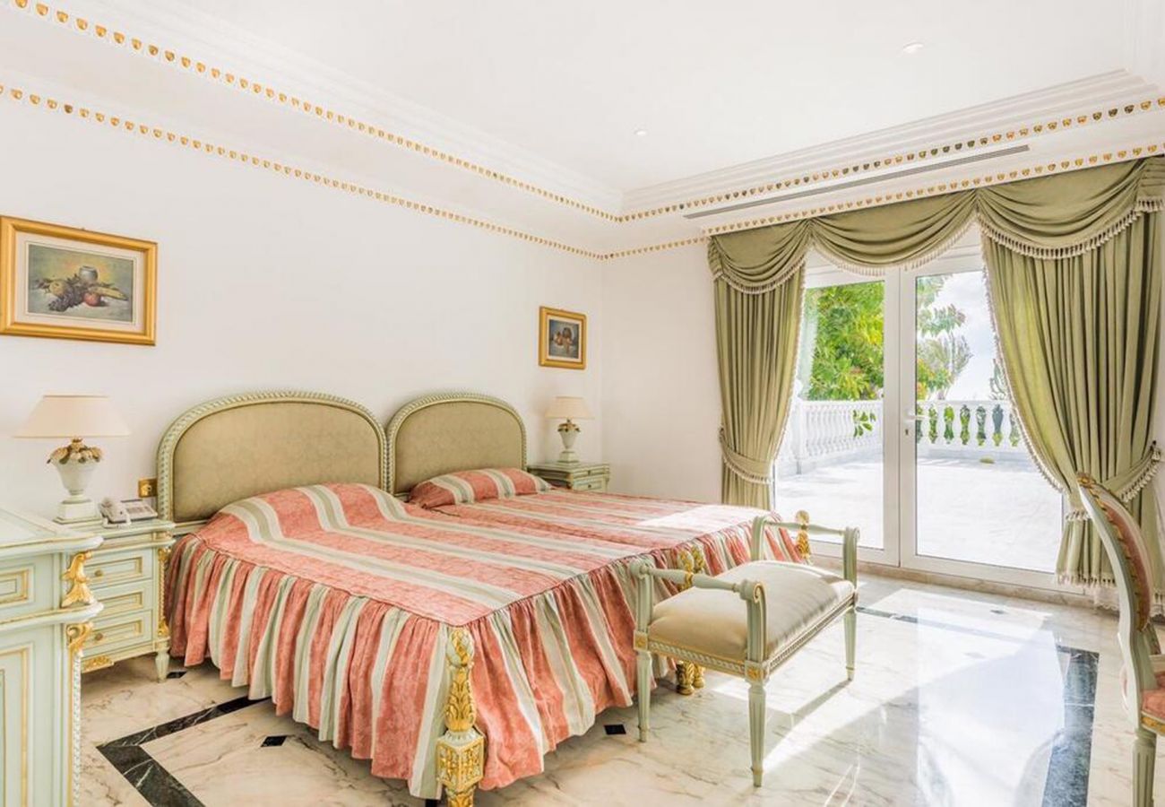 Villa en Marbella - Villa de primera linea de playa en Casasola, Marbella