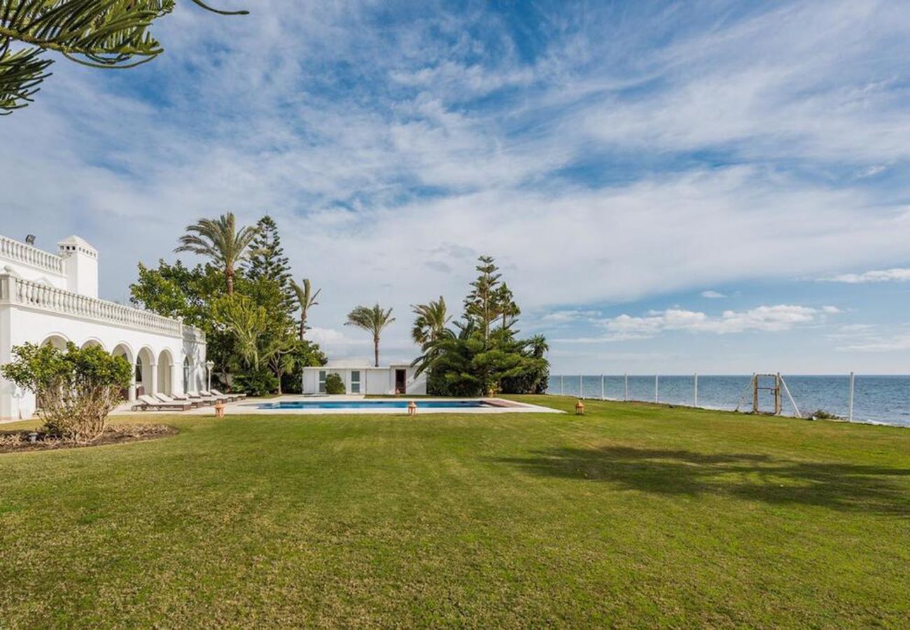 Villa en Marbella - Villa de primera linea de playa en Casasola, Marbella