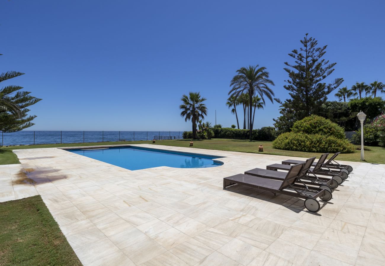 Villa en Marbella - Villa de primera linea de playa en Casasola, Marbella