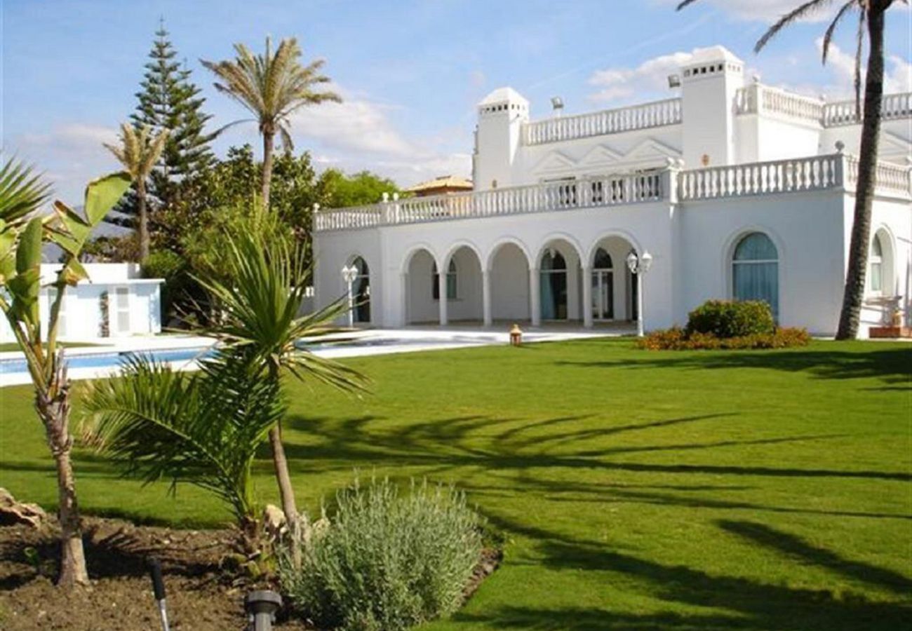 Villa en Marbella - Villa de primera linea de playa en Casasola, Marbella