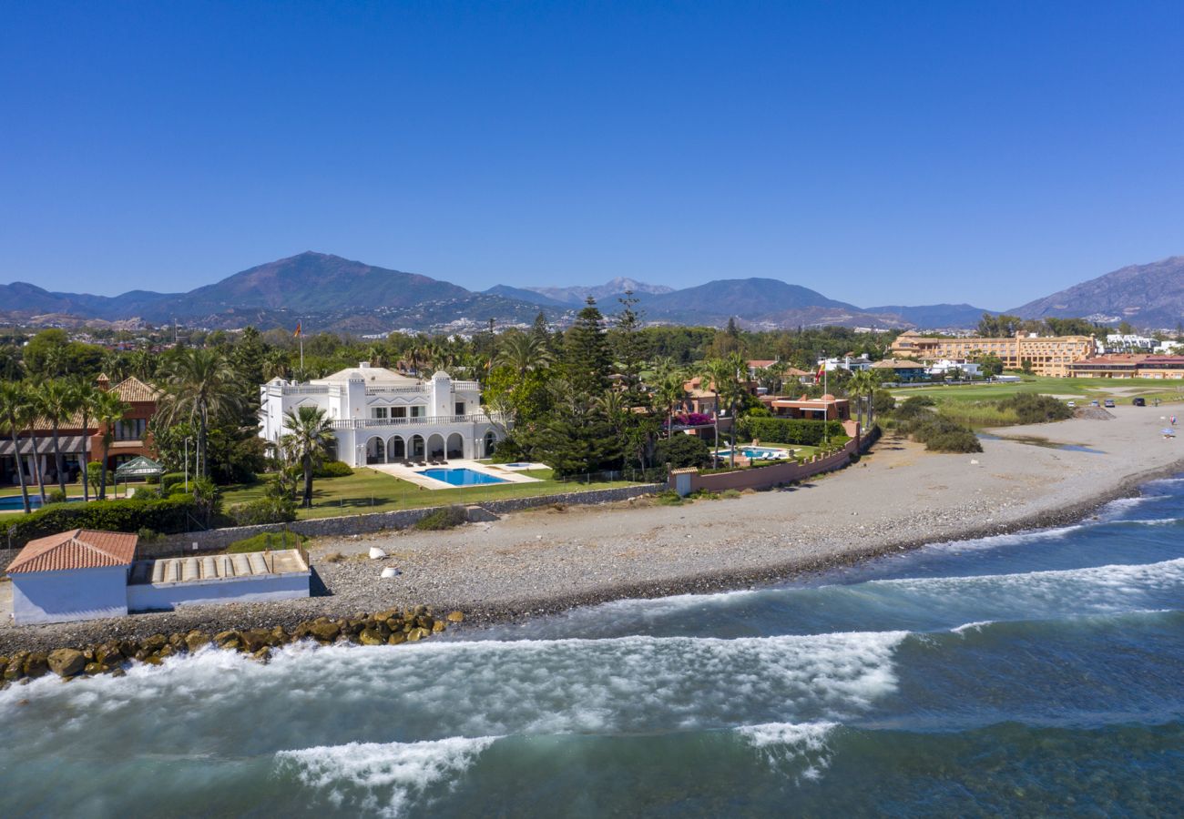 Villa en Marbella - Villa de primera linea de playa en Casasola, Marbella