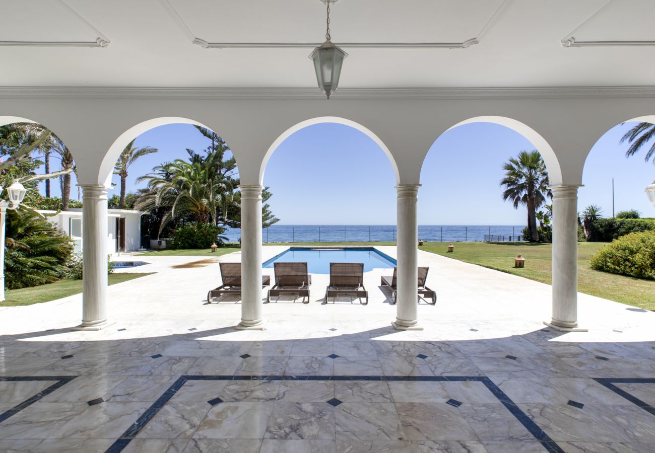 Villa en Marbella - Villa de primera linea de playa en Casasola, Marbella