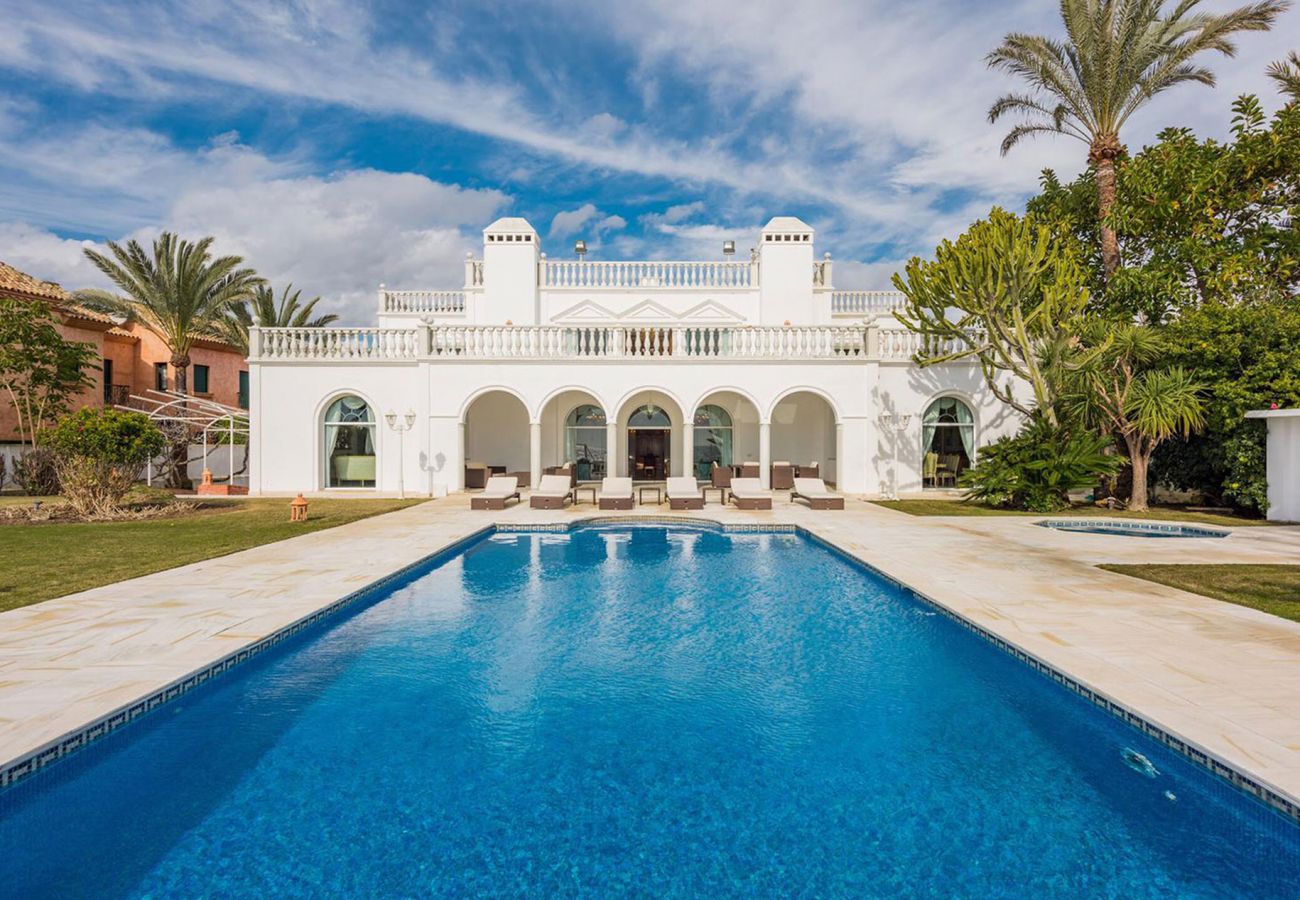 Villa en Marbella - Villa de primera linea de playa en Casasola, Marbella