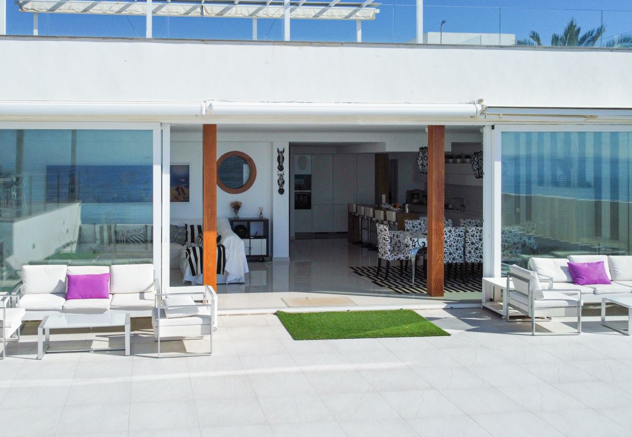 Bungalow en Marbella - Moderna casa de vacaciones en primera línea de playa en Costabella - Marbella