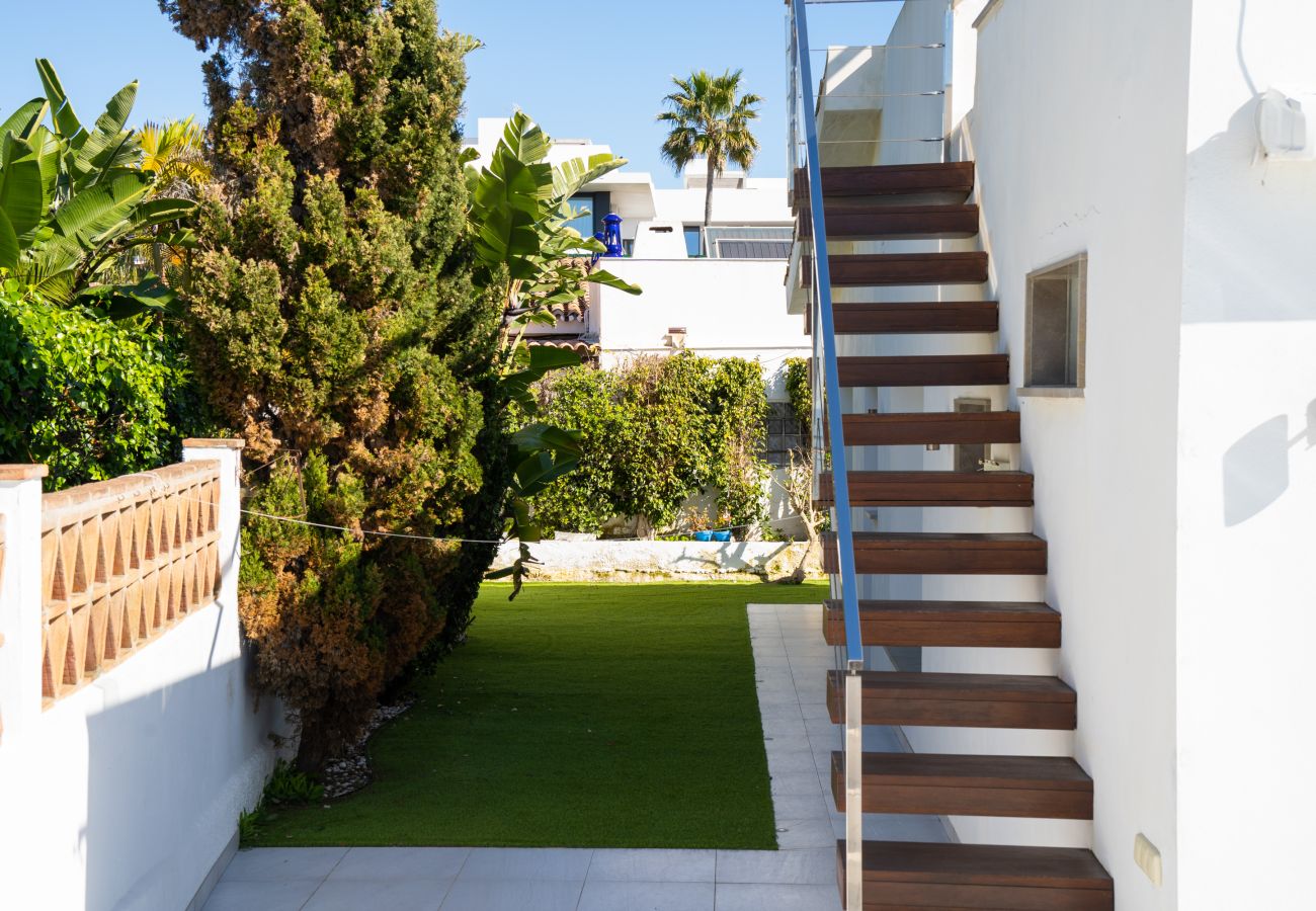 Bungalow en Marbella - Moderna casa de vacaciones en primera línea de playa en Costabella - Marbella