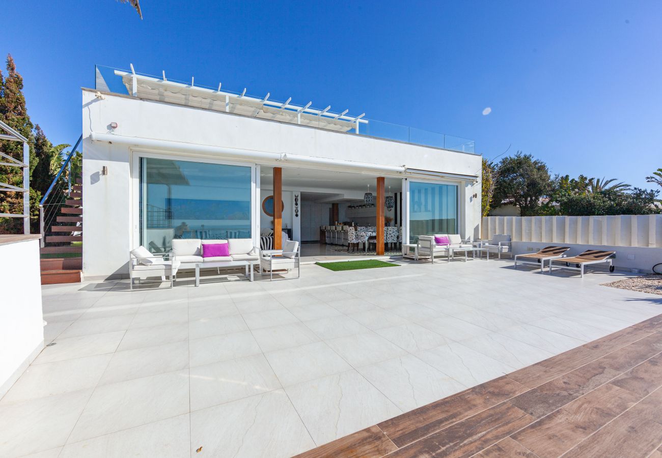 Bungalow en Marbella - Moderna casa de vacaciones en primera línea de playa en Costabella - Marbella