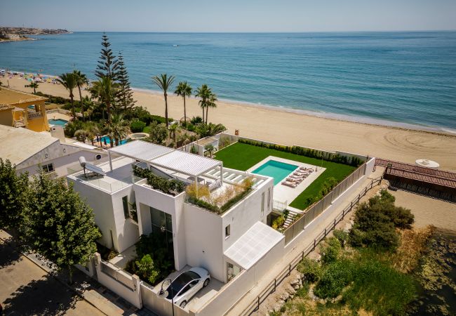 Villa en La Cala de Mijas - Villa Fabiola, villa en primera línea de playa en La Cala de Mijas