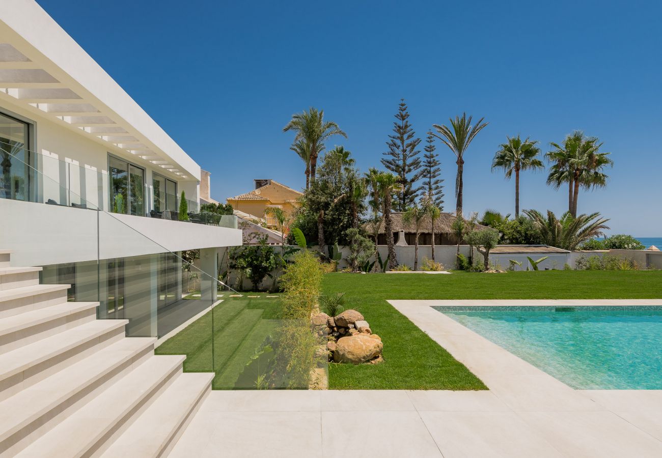 Villa en La Cala de Mijas - Villa Fabiola, villa en primera línea de playa en La Cala de Mijas