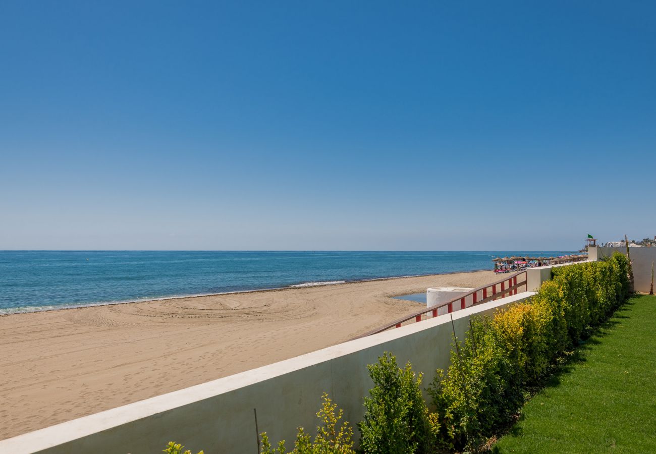 Villa en La Cala de Mijas - Villa Fabiola, villa en primera línea de playa en La Cala de Mijas