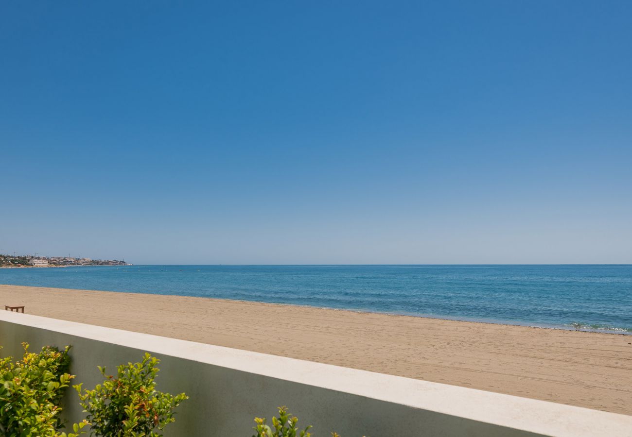 Villa en La Cala de Mijas - Villa Fabiola, villa en primera línea de playa en La Cala de Mijas