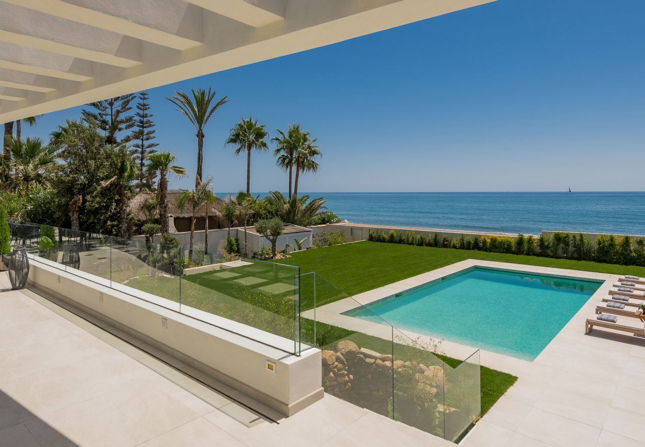 Villa en La Cala de Mijas - Villa Fabiola, villa en primera línea de playa en La Cala de Mijas