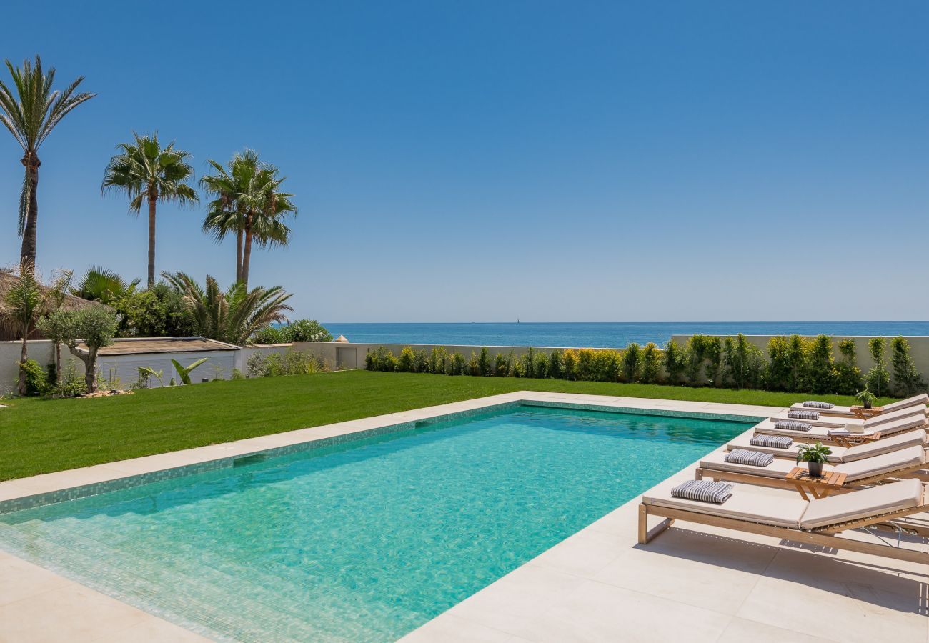 Villa en La Cala de Mijas - Villa Fabiola, villa en primera línea de playa en La Cala de Mijas