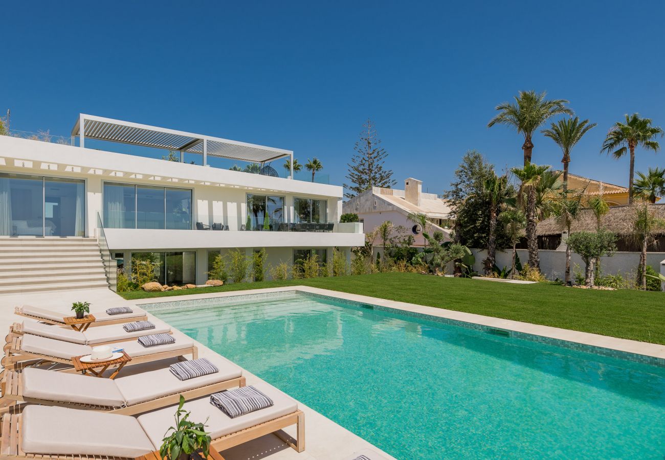 Villa en La Cala de Mijas - Villa Fabiola, villa en primera línea de playa en La Cala de Mijas