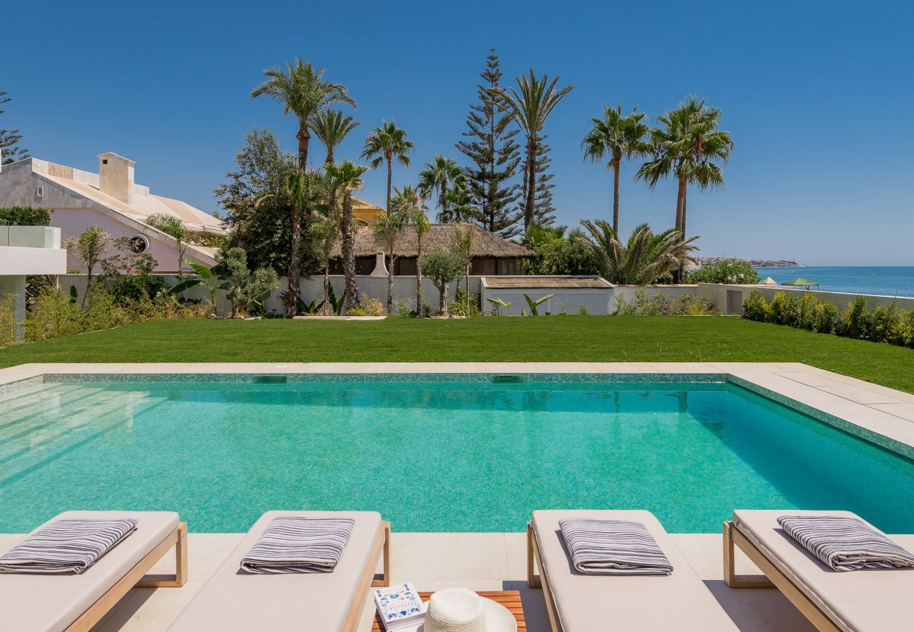 Villa en La Cala de Mijas - Villa Fabiola, villa en primera línea de playa en La Cala de Mijas