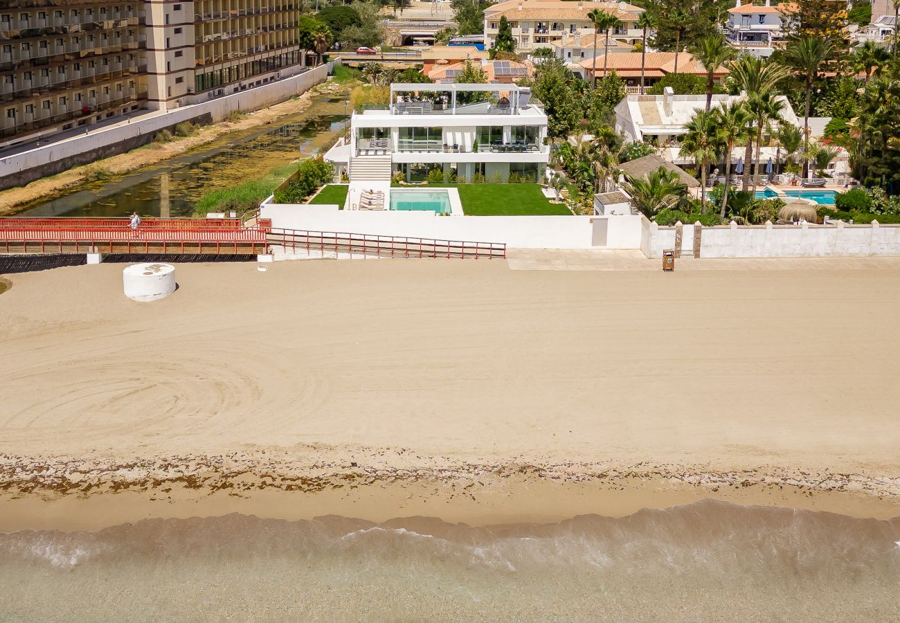 Villa en La Cala de Mijas - Villa Fabiola, villa en primera línea de playa en La Cala de Mijas