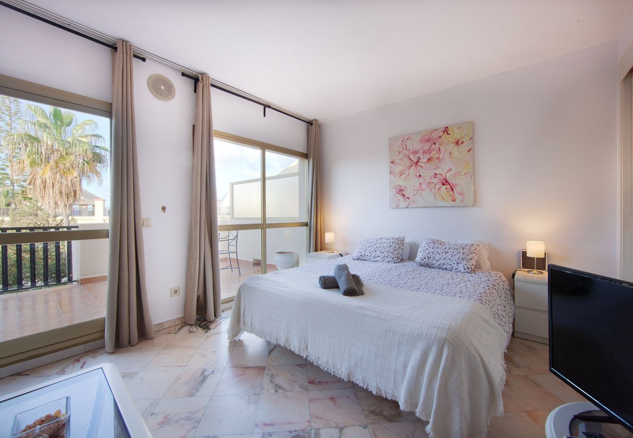 Studio in Marbella - Romana Playa 725 -beachside studio for rent in Elviria