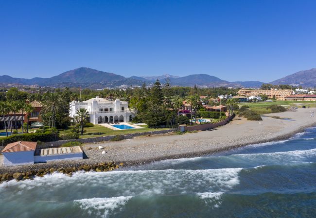 Villa/Dettached house in Marbella - Beachfront villa in Casasola, Marbella