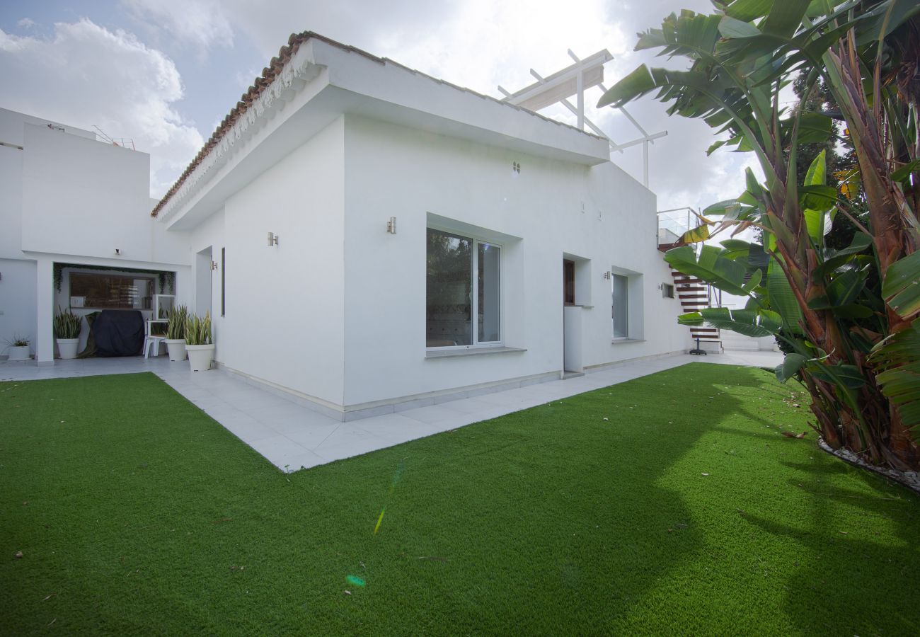 Bungalow in Marbella - First line beach modern holiday home in Costabella - Marbella