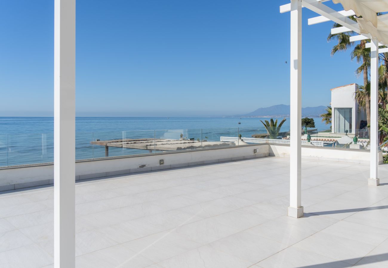 Bungalow in Marbella - First line beach modern holiday home in Costabella - Marbella