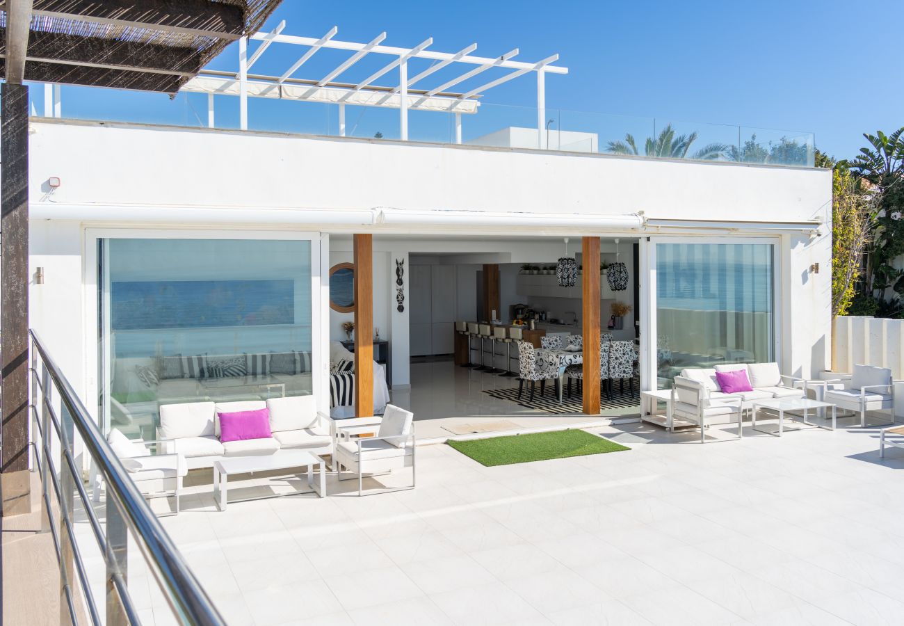 Bungalow in Marbella - First line beach modern holiday home in Costabella - Marbella