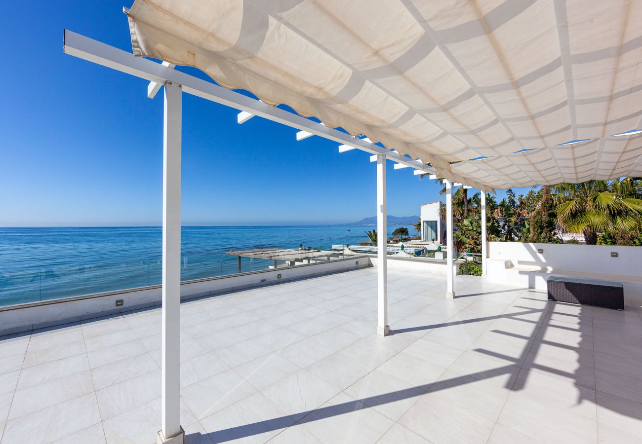 Bungalow in Marbella - First line beach modern holiday home in Costabella - Marbella