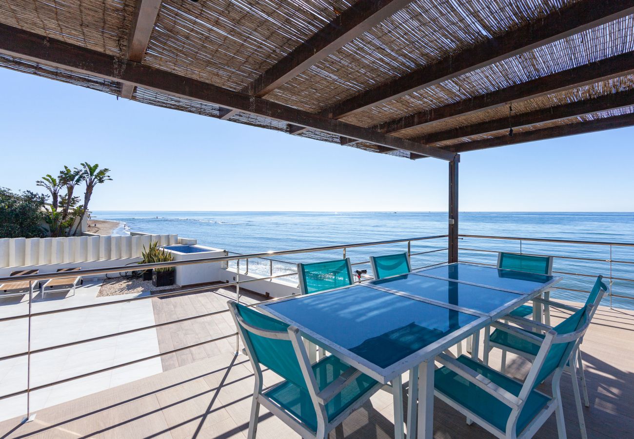 Bungalow in Marbella - First line beach modern holiday home in Costabella - Marbella