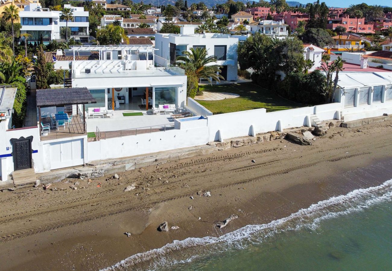 Bungalow in Marbella - First line beach modern holiday home in Costabella - Marbella