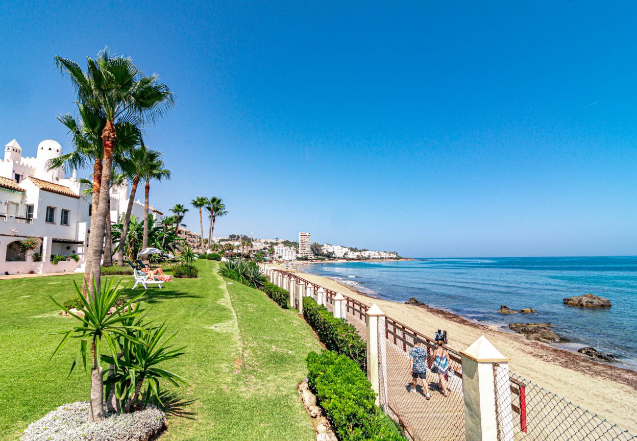 Apartment in Mijas Costa - PL- BEACHFRONT SEAVIEW APARTMENT, PLAYA DE LA LUCERA, near DOÑA LOLA & LA CALA MIJAS, MARBELLA