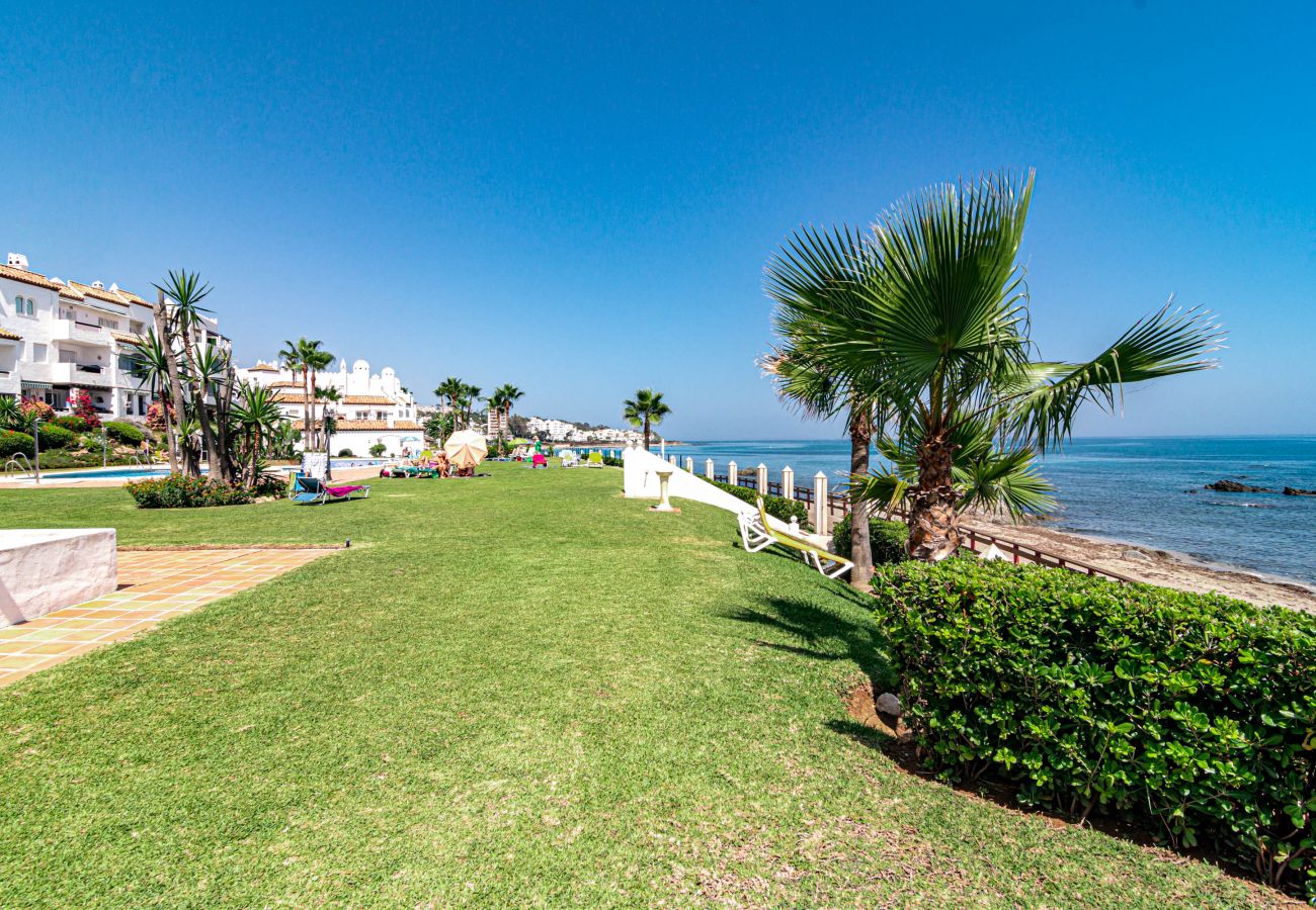 Apartment in Mijas Costa - PL- BEACHFRONT SEAVIEW APARTMENT, PLAYA DE LA LUCERA, near DOÑA LOLA & LA CALA MIJAS, MARBELLA