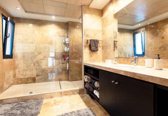 Villa in Marbella - Luxury villa with amazing views in Altos de Los Monteros, Marbella Villa in Marbella - Luxury villa with amazing views in Altos de Los Monteros, Marbella