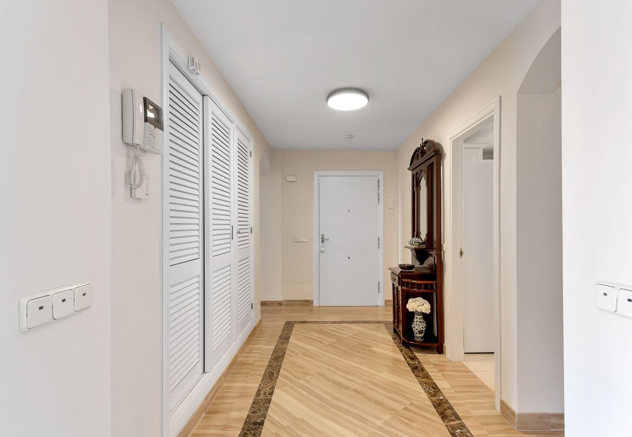 Entrance hall, wide corridor, built-in wardrobe, functional space.