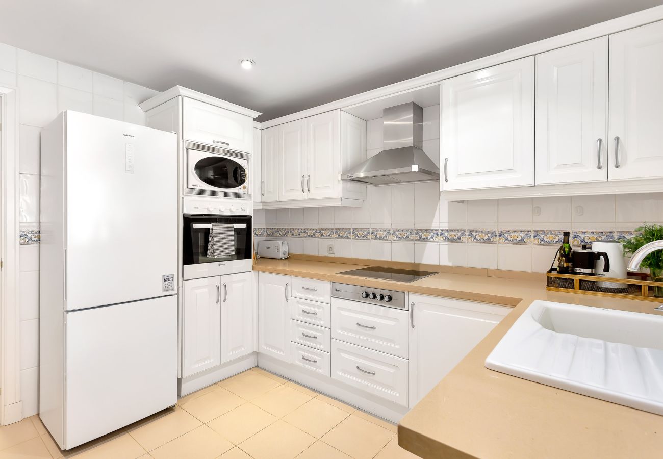 Spacious kitchen, white kitchen, spacious cabinets, oven, dishwasher