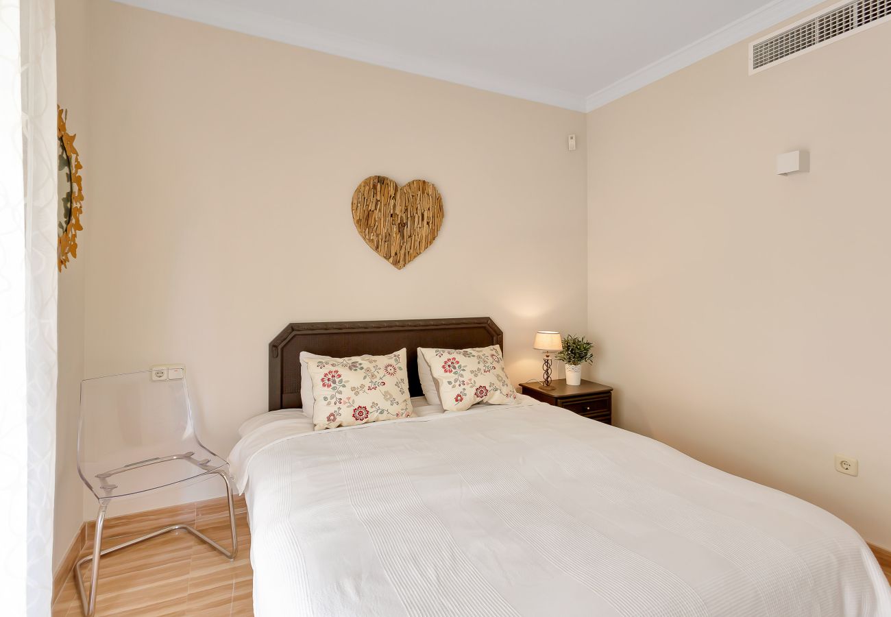 Spacious room, large double bed, sea views, Elviria, natural light, private terrace