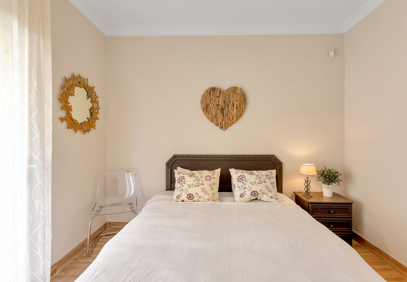 Spacious room, large double bed, sea views, Elviria, natural light, private terrace