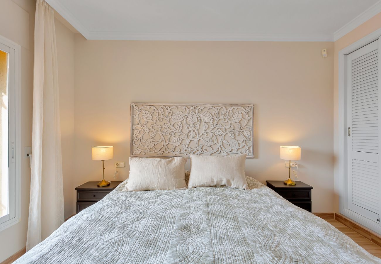 Spacious room, large double bed, sea views, Elviria, natural light, private terrace