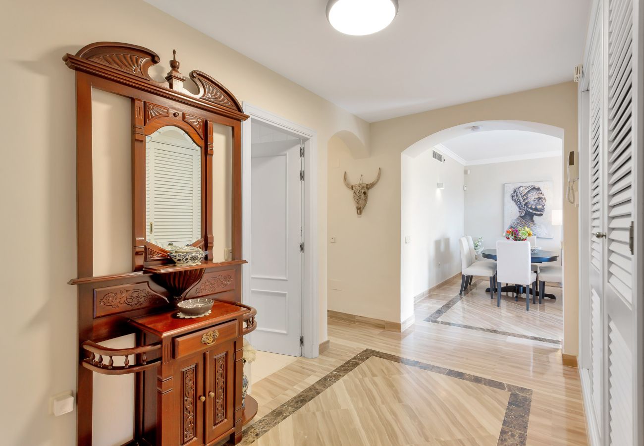 Entrance hall, wide corridor, built-in wardrobe, functional space.