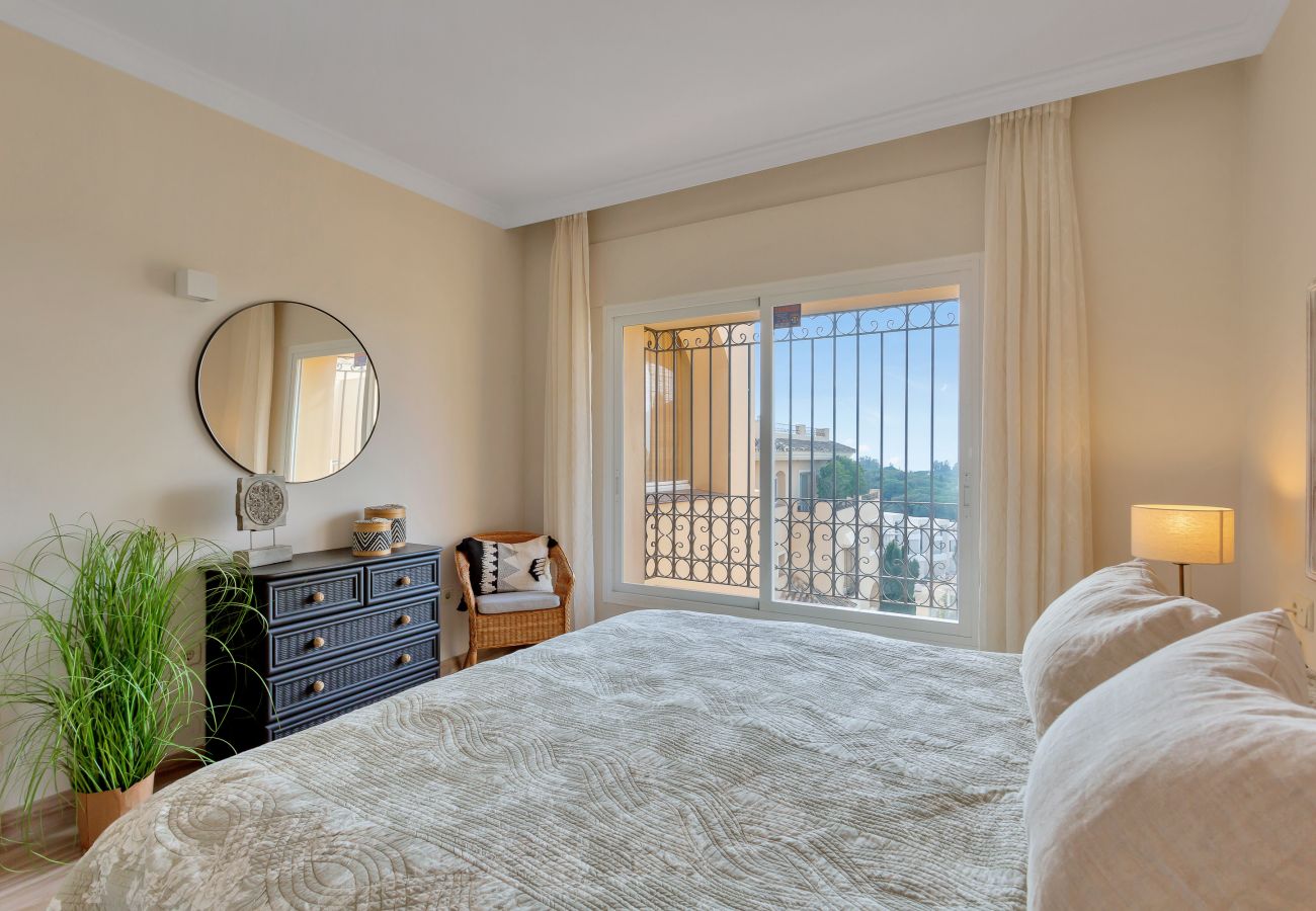 Spacious room, large double bed, sea views, Elviria, natural light, private terrace