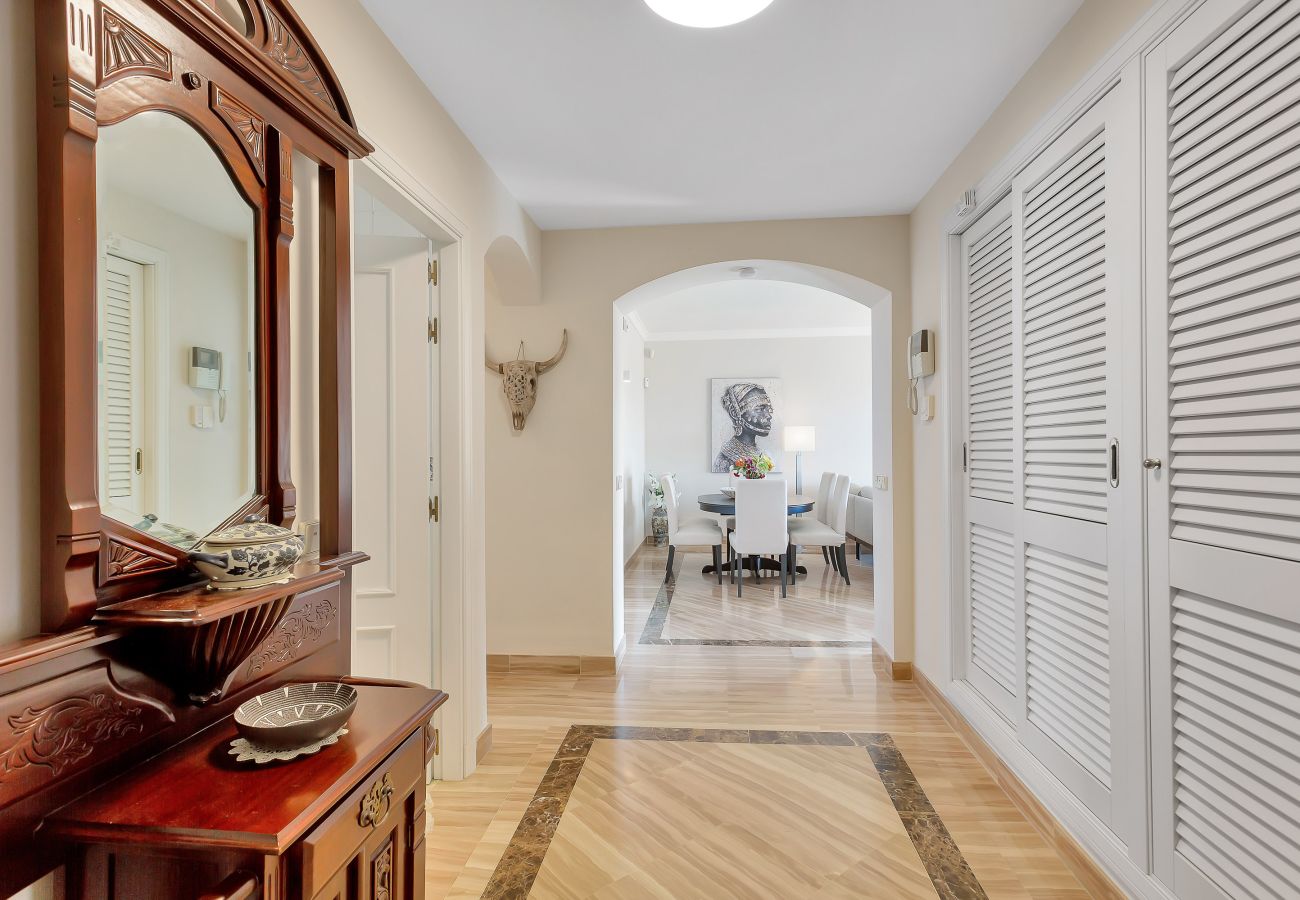 Entrance hall, wide corridor, built-in wardrobe, functional space.